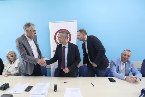 Virovitička Opća bolnica uskoro kreće u obnovu četiriju starih zgrada, A, B, C i D, a ugovore su potpisali ravnatelj bolnice Dinko Blažević, ravnatelj APN-a Dragan Hristov i predstavnik tvrtke RESALTA d.o.o., izvođača radova, član Uprave Darijo Vladimir.VPŽ - PRILOG, SVIBANJ 2025.