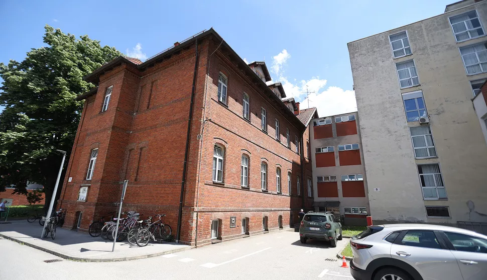 Virovitička Opća bolnica uskoro kreće u obnovu četiriju starih zgrada, A, B, C i D, a ugovore su potpisali ravnatelj bolnice Dinko Blažević, ravnatelj APN-a Dragan Hristov i predstavnik tvrtke RESALTA d.o.o., izvođača radova, član Uprave Darijo Vladimir.VPŽ - PRILOG, SVIBANJ 2025.