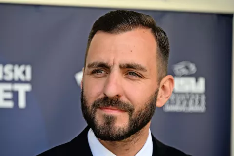 Vukovar, 30.05.2025. - Kandidat za gradonačelnika grada Vukovara Domagoj Bilić te kandidat za zamjenika gradonačelnika Goran Bendra održali su konferenciju za medije ispred stranačkih prostorijama Domovinskog pokreta na temu - drugi krug lokalnih izbora u nedjelju, 1. lipnja. Na fotografiji Domagoj Bilić. foto HINA/ Gordan Panić/ tm