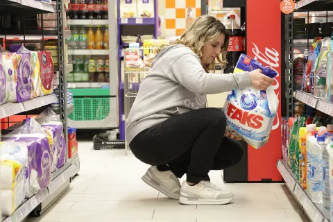 Ladimirevci, 24. 04. 2024., Studenac market, Studenac, trgovina, mala trgovina, samoposluga, kvartovski ducan, interijer, proizvodi, djelatnici, kupciSNIMIO BRUNO JOBST