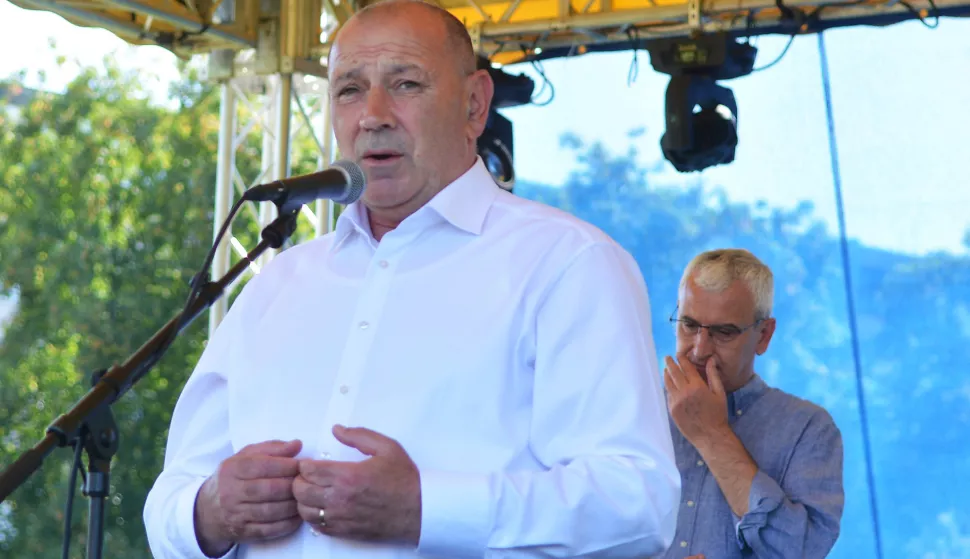 Karlovac, 30.05. 2025. - U sklopu obilje?avanja Dana dr?avnosti u Karlovcu je odr?ano tradicionalno okupljanje hrvatskih branitelja iz svih udruga, pokazne vje?be, izlo?ba naoru?anja Hrvatske vojske, a na kraju se okupljenima obratio i ministar hrvatskih branitelja Tomo Medved (na slici). foto HINA/ Mladen VOLARI?/ ik