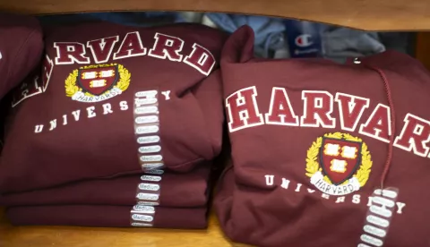 epa12139454 Harvard University sweatshirts are on display in a store adjacent to the Harvard University campus in Cambridge, Massachusetts, USA, 27 May 2025. US President Trump has instructed all federal agencies to terminate all federal government contracts, estimated to be 100 million dollars (88.2 million euros) with Harvard and its affiliates. EPA/CJ GUNTHER