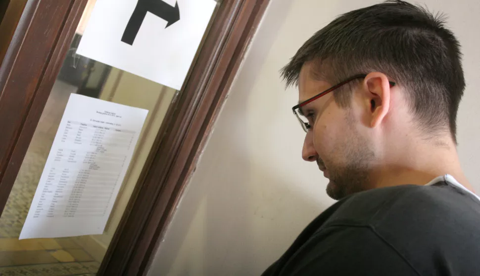 OSIJEK, 21. 05. 2013, TVRĐA. MATEMATIČKA GIMNAZIJA. POČINJE POLAGANJE. DRŽAVNA MATURA ...snimio GOJKO MITIĆ