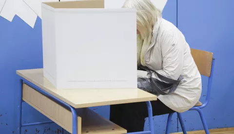 Zagreb, 18.05.2025. - U Hrvatskoj je danas otvoreno 6.600 biračkih mjesta na kojima birači odlučuju o lokalnoj vlasti za iduće četiri godine – vijećima i skupštinama općina, gradova i županija te načelnicima, gradonačelnicima i županima. Na fotografiji ilustracija, biračko mjesto u OŠ Ivana Meštrovića. foto HINA/ Lana SLIVAR DOMINIĆ/ lsd