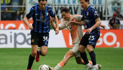 epa12058326 FC Inter's defender Matteo Darmian and FC Inter's midfielder Nicolò Barella (R) in action against AS Roma's defender Jose Angel Esmoris during the Italian Serie A soccer match between FC Inter and AS Roma at Giuseppe Meazza Stadium in Milan, Italy, 27 April 2025. EPA/Roberto Bregani