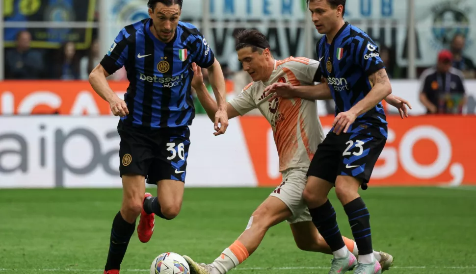 epa12058326 FC Inter's defender Matteo Darmian and FC Inter's midfielder Nicolò Barella (R) in action against AS Roma's defender Jose Angel Esmoris during the Italian Serie A soccer match between FC Inter and AS Roma at Giuseppe Meazza Stadium in Milan, Italy, 27 April 2025. EPA/Roberto Bregani