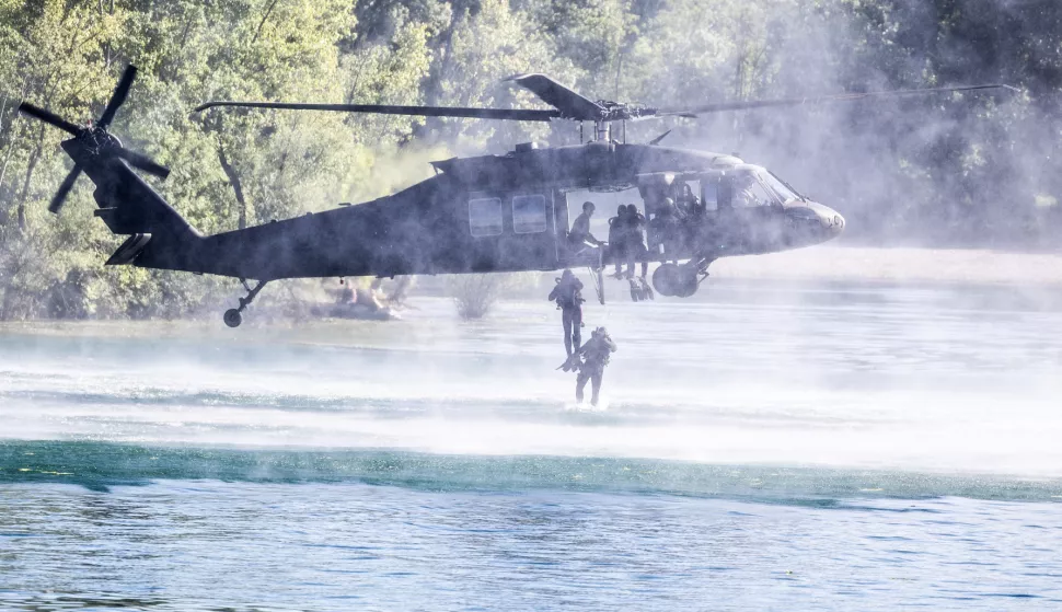 Zagreb, 30.5.2025 - Na Dan državnosti RH na Rekreacijsko sportskom centru Jarun organiziran je prigodni program, tradicionalna izložba naoružanja, borbene i neborbene tehnike i opreme postrojbi Hrvatske vojske i sastavnica sustava domovinske sigurnosti, atraktivne vježbe prikaza sposobnosti Hrvatske vojske i prelet višenamjenskih borbenih aviona Rafale. Foto Hina/ Dario GRZELJ/ dag