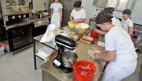 slavonija...vinkovci...27.04.2023.srednja strukovna skola; izvedeni radovi adaptacije i rekonstrukcije praktikuma u okviru projekta RCK VIRTUS te su isti nedavno opremljeni novom visokokvalitetnom ugostiteljskom opremom u okviru projekta RCK VirtuOS; svecano otvorenje skolskih praktikuma;foto Gordan Panić