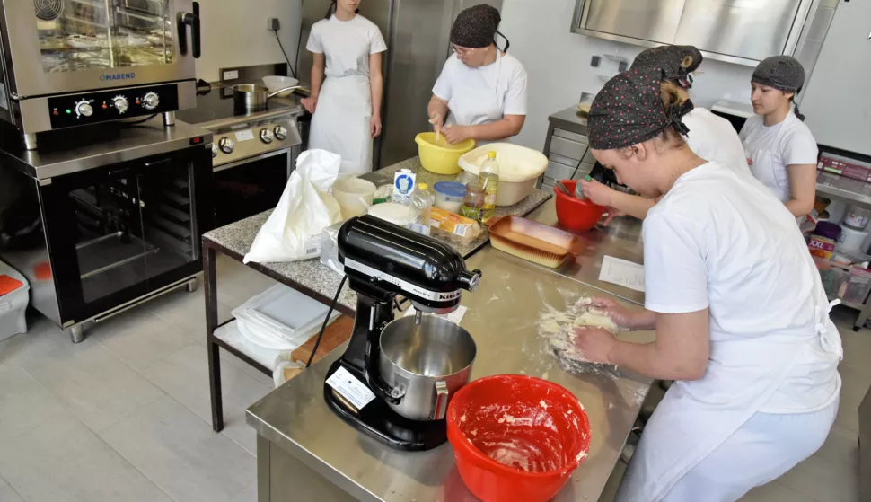 slavonija...vinkovci...27.04.2023.srednja strukovna skola; izvedeni radovi adaptacije i rekonstrukcije praktikuma u okviru projekta RCK VIRTUS te su isti nedavno opremljeni novom visokokvalitetnom ugostiteljskom opremom u okviru projekta RCK VirtuOS; svecano otvorenje skolskih praktikuma;foto Gordan Panić