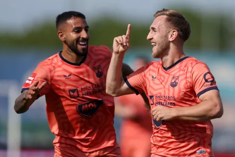 04.05.2025., Koprivnica - SuperSport Prva HNL, 33. kolo, NK Slaven Belupo - NK Osijek. Renan Guedes, Nail Omerovic Photo: Matija Habljak/PIXSELL