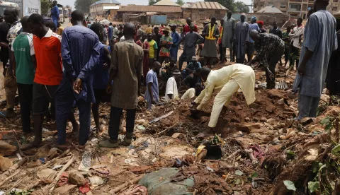 epa12147257 People search a flooded area after heavy rainfall in the town of Mokwa, Niger State, Nigeria, 31 May 2025. More than 100 bodies have been recovered as search and rescue operations continue following a devastating flood that struck the Kpege area of Mokwa in the early hours of 29 May 2025, Nigeria's National Emergency Management Agency (NEMA) said. EPA/AFOLABI SOTUNDE