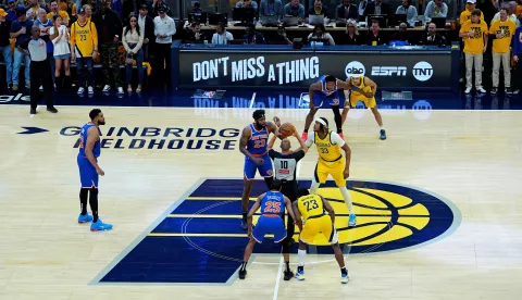 epa12139844 Indiana Pacers center Myles Turner (C-L) squares off for the opening jump ball against New York Knicks center Mitchell Robinson (C-R) during game four of the NBA Eastern Conference finals between the Indiana Pacers and the New York Knicks at the Gainbridge Fieldhouse in Indianapolis, Indiana, USA, 27 May 2025. EPA/BRIAN SPURLOCK SHUTTERSTOCK OUT