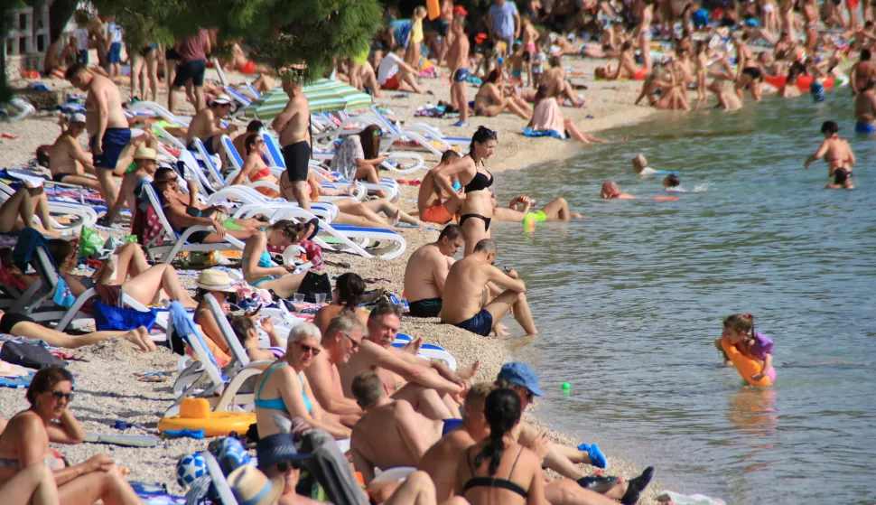 Makarska, 16.6.2019. - Drugog vikenda u lipnju počele su gužve na makarskim plažama. Osjetno veći broj turista na ulicama i u ugostiteljskim objektima najavljuju pravi početak turističke sezone u gradu podno Biokova. foto HINA/ Jure DIVIĆ/ ml