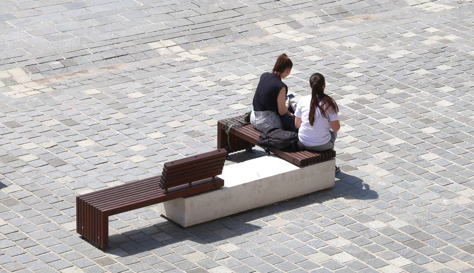 Osijek, 30. 04. 2025., Tvrđa, Trg sv. Trojstva, studenti, učenici, ljudi, šetnja, toplo vrijeme, sunčano, slobodnjak, slobodnjaciSNIMIO BRUNO JOBST