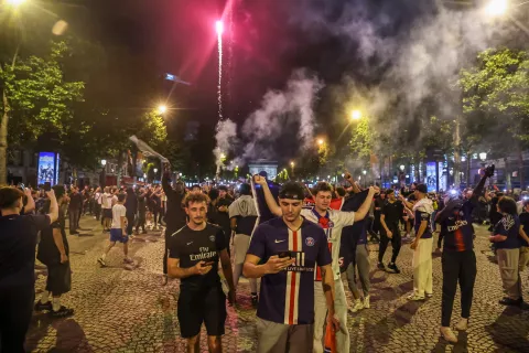 epa12148457 Fans of PSG celebrate on the Champs-Elysees after their team won the UEFA Champions League final between Paris Saint-Germain and Internazionale Milano, Paris, France, 31 May 2025. EPA/CHRISTOPHE PETIT TESSON