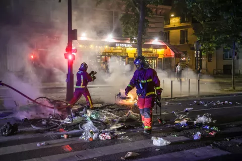 epa12148460 French firefighters extinguish a street fire as clashes erupt between French police and fans of PSG celebrating their team win of the UEFA Champions League final between Paris Saint-Germain and Internazionale Milano, Paris, France, 31 May 2025. EPA/CHRISTOPHE PETIT TESSON