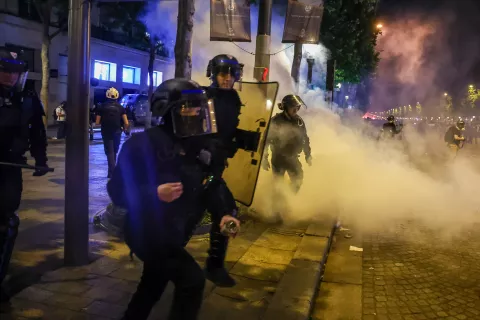 epa12148464 French police in action as clashes erupt with PSG fans celebrating on the Champs-Elysees after their team won the UEFA Champions League final between Paris Saint-Germain and Internazionale Milano, Paris, France, 31 May 2025. EPA/CHRISTOPHE PETIT TESSON