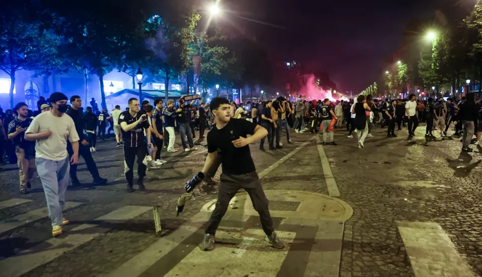 epa12148463 Fans of PSG on the Champs-Elysees after their team won the UEFA Champions League final between Paris Saint-Germain and Internazionale Milano, Paris, France, 31 May 2025. EPA/CHRISTOPHE PETIT TESSON