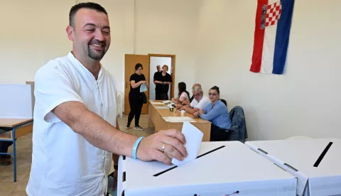 Vukovar, 01.06.2025. - Kandidat za gradonačelnika Vukovara Marijan Pavlićek, glasao je na biračkom mjestu na Trpinjskoj cesti, kod Spomen doma hrvatskim braniteljima. foto HINA/Gordan Panić