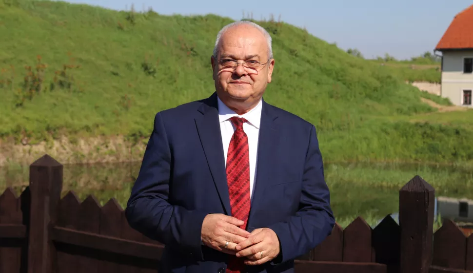 Slavonski Brod, 30.04.2025. - Aktualni gradonačelnik Slavonskog Broda i kandidat za novi gradonačelnički mandat Mirko Duspara predstavio je u srijedu program za lokalne izbore u kojem obećava povećanje kvalitete života za sve Brođane. Na fotografiji Mirko Duspara. foto HINA/ Irena VUKAS/ tm