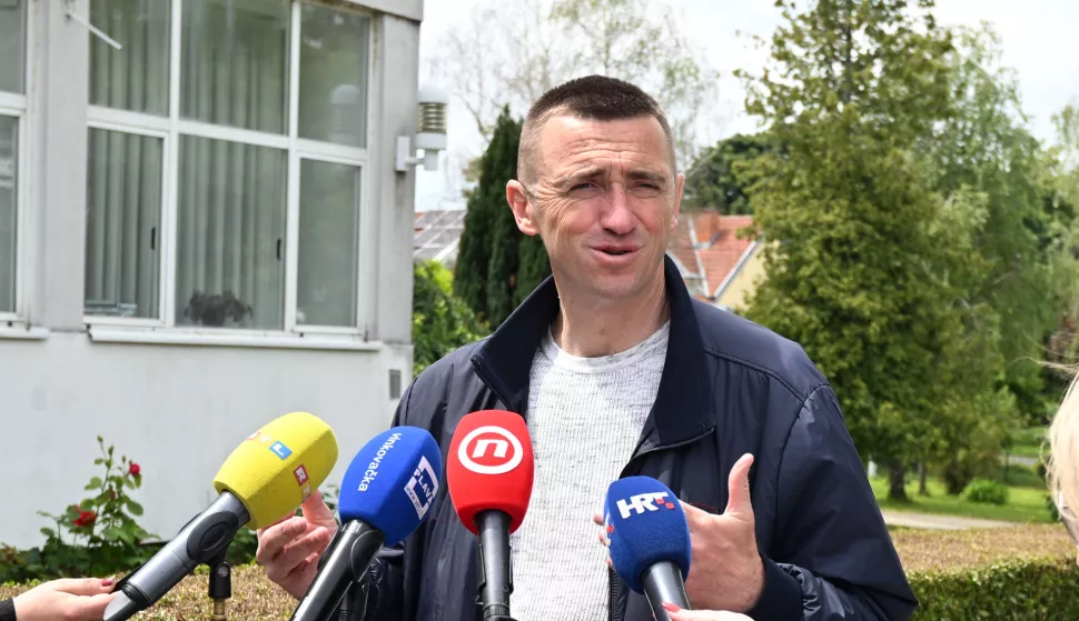 Vukovar, 18.05.2025. - Lokalni izbori. Gradonačelnik Vukovara, predsjednik Domovinskg pokreta i saborski zastupnik Ivan Penava, glasao je u Osnovnoj školi Antuna Bauera.foto HINA/Gordan Panić