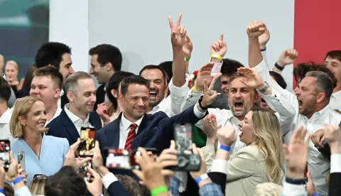 epa12149829 KO candidate in the presidential election, Warsaw Mayor Rafal Trzaskowski (3L) with his wife Malgorzata (L) at his election headquarters in Warsaw, Poland, 01 June 2025. According to an exit poll conducted by Ipsos for TVN24, TVP and Polsat News, Rafal Trzaskowski won 50.3 percent, while Karol Nawrocki won 49.7 percent. EPA/Radek Pietruszka POLAND OUT