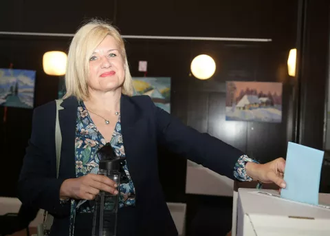 Rijeka, 01.06.2025.- Nezavisna kandidatkinja za gradonačelnicu Grada Rijeke Iva Rinčić glasala je u MO Kozala u Rijeci. Na fotografiji Iva Rinčić.foto HINA/ Miljenko KLEPAC/ ds