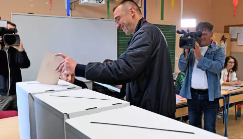 Vukovar, 18.05.2025. - Lokalni izbori. Gradonačelnik Vukovara, predsjednik Domovinskg pokreta i saborski zastupnik Ivan Penava, glasao je u Osnovnoj školi Antuna Bauera.foto HINA/Gordan Panić
