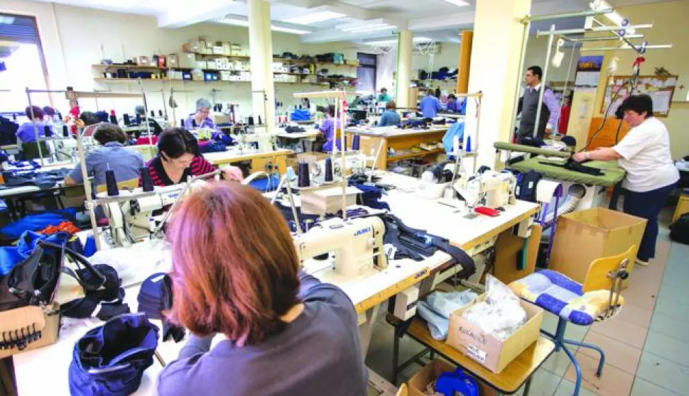 19.02.2015., Zagreb - Tvrtka Sesir d.o.o. proizvodi kape, radne kape, sesire i svecane kape za policiju, vojsku, vatrogasce i druge sluzbene osobe. Radnice u pogonu siju kape. Photo: Davor Puklavec/PIXSELL------četiri stupca novosti