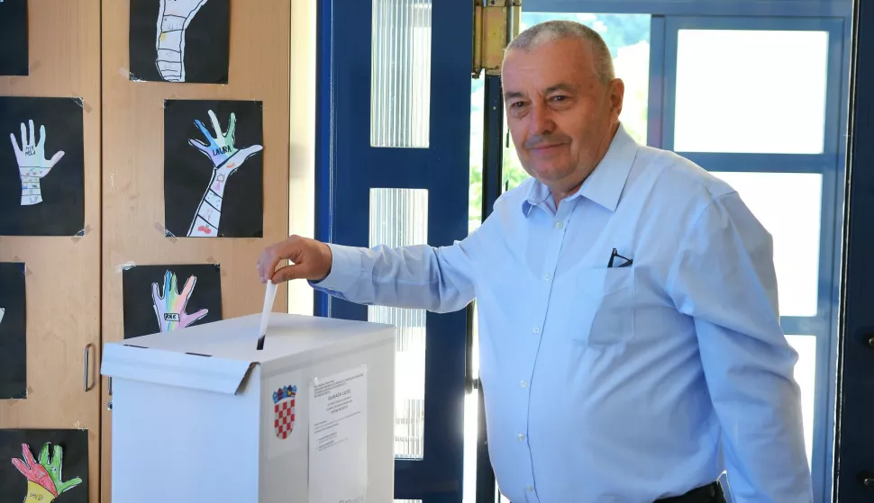 Netretić, 01.06. 2025. - U prvom krugu izbora za načelnika Općine Netretić bila su samo dva kandidata, Marijan Peretić i Damir Škrtić (HDZ), i pošto su tada obojica ostvarila identičan broj glasova, morali su u drugi krug. Na slici Marijan Peretić glasao na lokalnim izborima.foto HINA/ Mladen VOLARIĆ/ ds