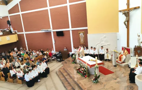 Zlatnomisnički jubilej vlč. Ivana Petričevića proslavljen u RetfaliSnimila: Nevenka ŠpoljarićOsijek, 1. lipnja 2025.