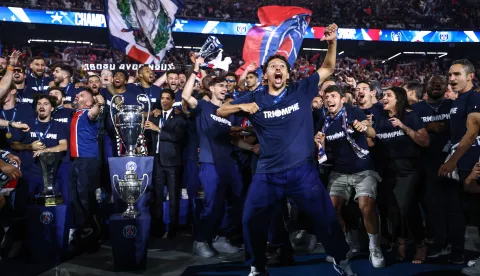 epa12150016 Paris Saint-Germain's Brazilian defender Marquinhos (C) celebrates with teammates during a PSG victory celebration show in Paris, France, 01 June 2025. Paris Saint-Germain won the UEFA Champions League for the first time in the club's history after beating Internazionale Milano on 31 May 2025 in the final in Munich. EPA/FRANCK FIFE/POOL MAXPPP OUT