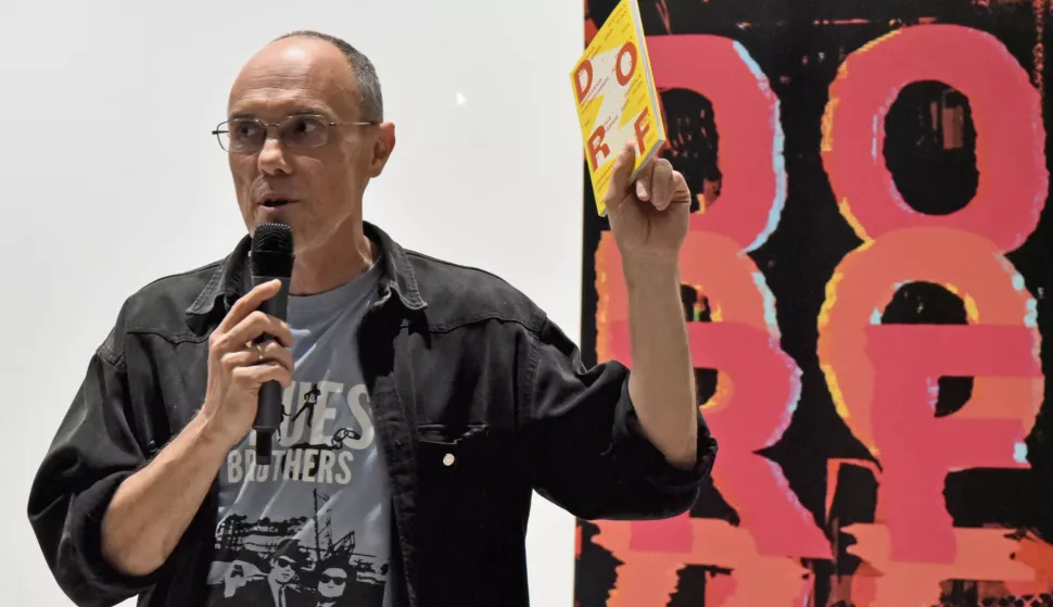 VInkovci, 26.10.2024. - Dodjelom nagrade za najbolji DORf 2024 film u regionalnoj konkurenciji zatvoren je 18.Festival dokumentarnog rock filma - DORF. Na fotografiji Toni Šarić. foto HINA/ tm