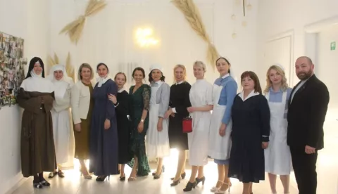 VELIKAMedicinske sestre i tehničari s područja Požeško-slavonske županije u svečanoj dvorani Avia u Velikoj obilježili su Međunarodni dan sestrinstva. Tom prigodom uručena su priznanja medicinskim sestrama koje su tijekom protekle godine otišle u mirovinu.2025.