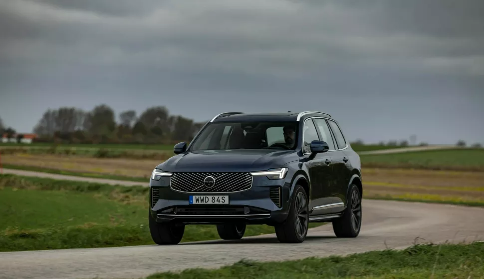 New Volvo XC90 B5 - dynamic