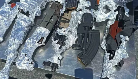 U automobilu koji su prevozili na prikolici kamiona Kosovari skrili 11 automatskih pušaka