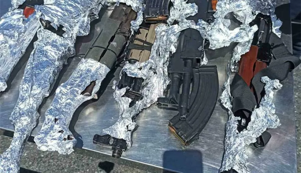 U automobilu koji su prevozili na prikolici kamiona Kosovari skrili 11 automatskih pušaka