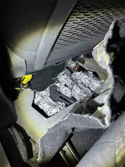 U automobilu koji su prevozili na prikolici kamiona Kosovari skrili 11 automatskih pušaka