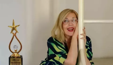 Stanka Gjurić sa statuom za najbolji kratkometražni film na iDEAL International Film Festivalu