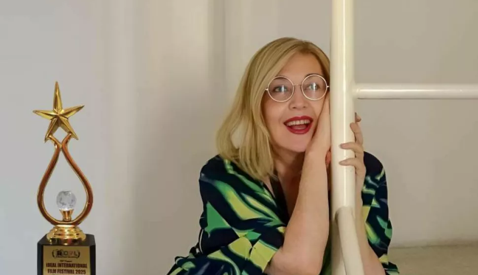 Stanka Gjurić sa statuom za najbolji kratkometražni film na iDEAL International Film Festivalu