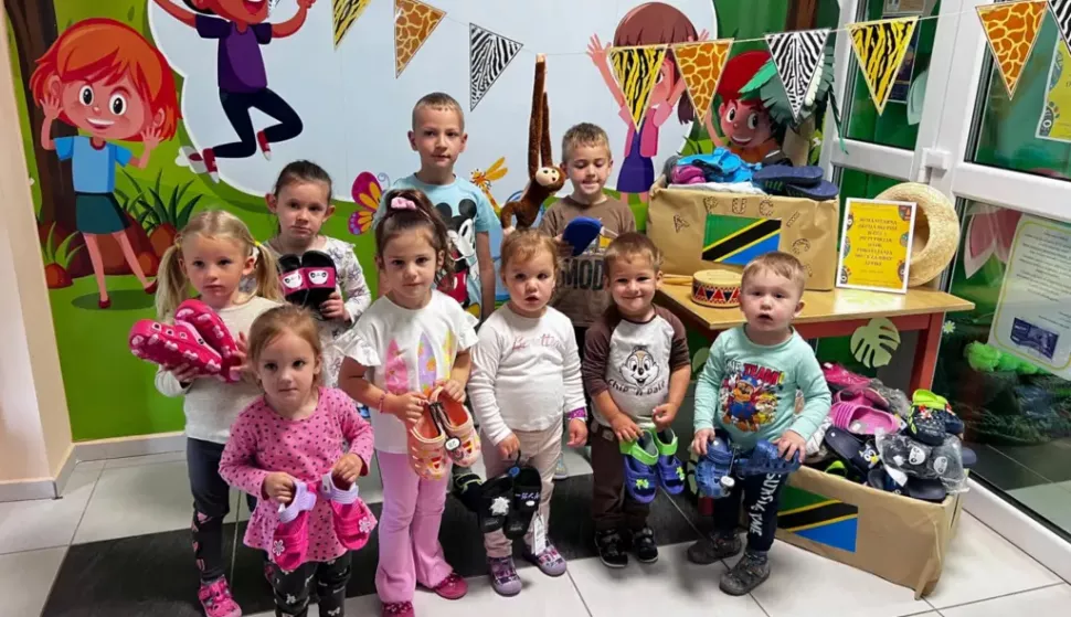 OTOKVrtićke skupina "Ježići" i Dječji vrtić "Pupoljak" iz Otoka ove su godine organizirali humanitarnu akciju "Papučice od srca koje za djecu Afrike kuca" namijenjenu djeci Tanzanije.