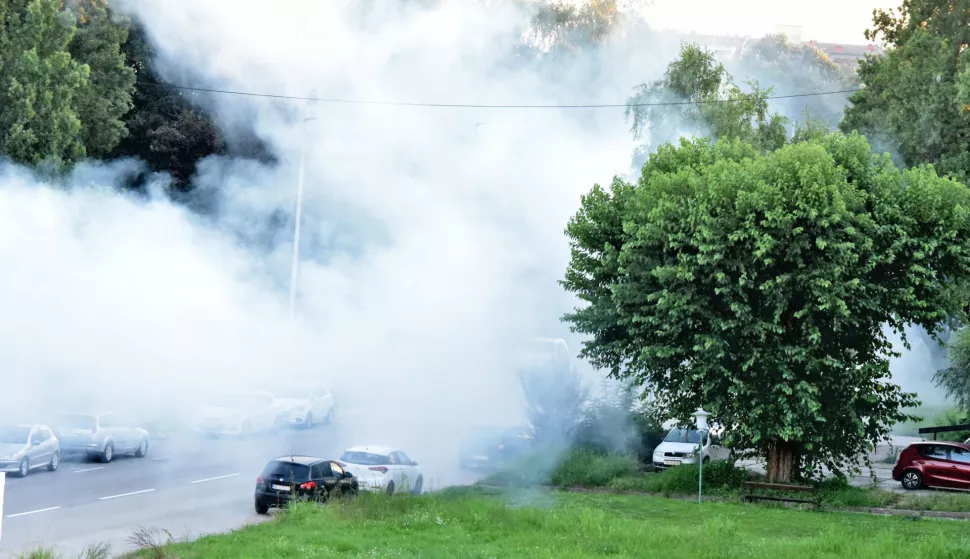 slavonija...vinkovci...04.07.2024.krenulo dvodnevno tretiranje komaraca sa zemlje, a i aviotretiranje; na fotki - tretiranje komaraca vozilom sa zemlje u ulici andrije hebranga;foto Gordan Panić