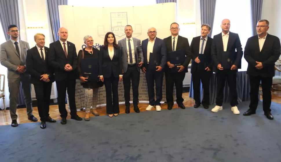 Osijek, 02. 06. 2025, Trg Ante Starčević 2. Županija, Nagrade OBŽ pojedincima i institucijama. Nataša Tramišak dodjelila priznanja.snimio GOJKO MITIĆ