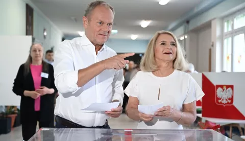 epa12148786 Prime Minister Donald Tusk (L) with his wife Malgorzata (R) cast their votes at a polling station in Sopot, Poland, 01 June 2025. Voting in the second round of the presidential election is underway, with voting silence in effect until the polls close. The election began at 7 a.m. and is scheduled to end at 9 p.m. Poles will elect their next president for a five-year term. EPA/ADAM WARZAWA POLAND OUT