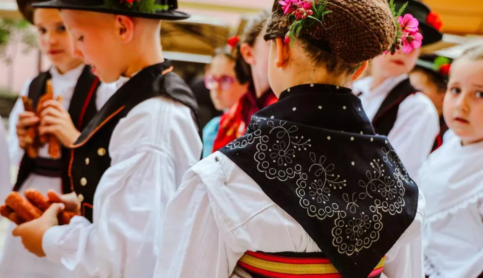 VINKOVCIOvoga vikenda, od petka do nedjelje, pješačka zona u Vinkovcima ponovno će biti ispunjena pjesmom, plesom i radošću najmlađih folkloraša, čuvara tradicije. Naime, u organizaciji Zajednice kulturno-umjetničkih društava Vukovarsko-srijemske županije od 6. do 8. lipnja održat će se 26. Smotra dječjih folklornih skupina, jedan od najvažnijih događaja za očuvanje tradicijske kulture među djecom i mladima - lipanj 2025..ilustracija
