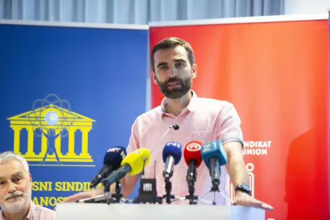Zagreb, 03.06.2025 - Konferencija za medije sindikata obrazovanja na temu rezultata izjašnjavanja u osnovnim i srednjim školama i najave daljnjih aktivnosti. Na fotografiji Zrinko Turalija, Matija Kroflin. foto HINA/ Daniel KASAP/ dk