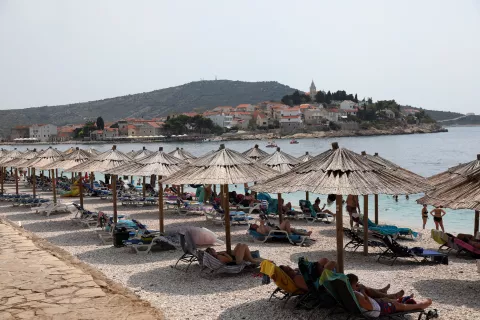 08.08.2022., Primosten - Sve plaze u biseru Jadrana, u Primostenu, popunjene su do posljednjeg mjesta. Photo: Dusko Jaramaz/PIXSELL