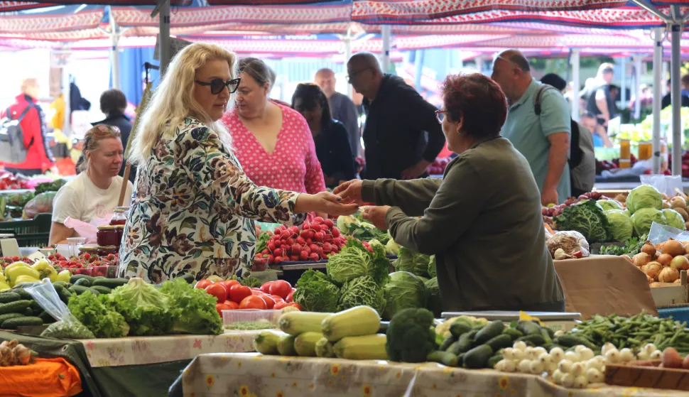 Osijek, 28. 05. 2025, Glavna tržnica na Gajevom trgu. Sezonska ponuda voća i povrća.snimio GOJKO MITIĆ