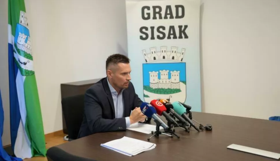 Sisak, 29.05.2025. - Novi gradonačelnik Siska Domagoj Orlić (HDZ) optužio je u četvrtak bivšu gradonačelnicu Kristinu Ikić Baniček (SDP) za financijski i organizacijski kaos koji ugrožava redovno funkcioniranje grada, zbog čega je upitna isplata plaća zaposlencima u gradskoj upravi. Na fotografiji Domagoj Orlić. foto HINA/ Nikola BLAŽEKOVIĆ/ tm