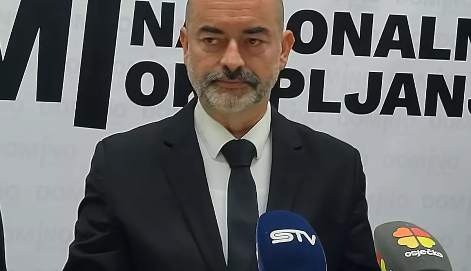 DOMINO OBŽ održali konferenciju za novinare na temu inicijative o proglašenju Parka priode Kopački rit nacionalnim parkom.Na slici Krešimir Čabaj, saborski zastupnik i povjerenik Domina za Osječko-baranjsku županiju, 